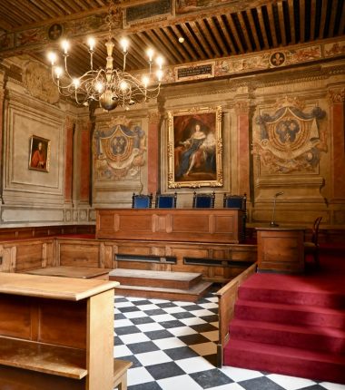 Visite guidée de la ville et la salle d&rsquo;audience du Parlement de Dombes