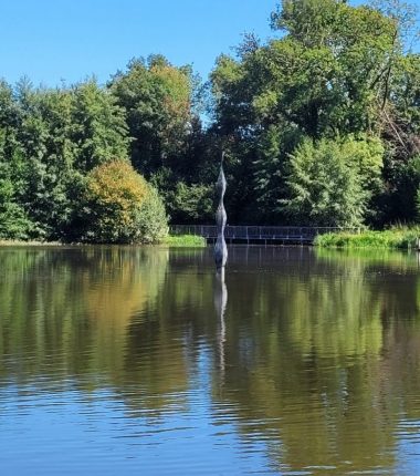 Sculpture géante sur le plan d’eau