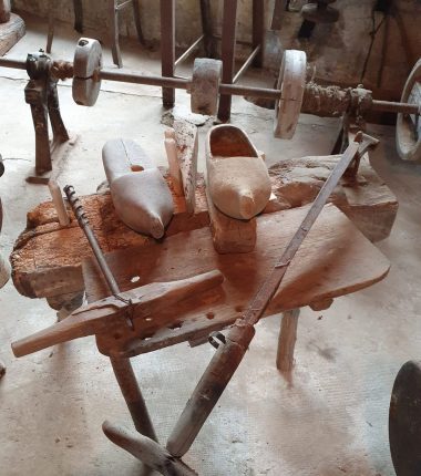 La chapelle de Chanteins et l’atelier du sabotier
